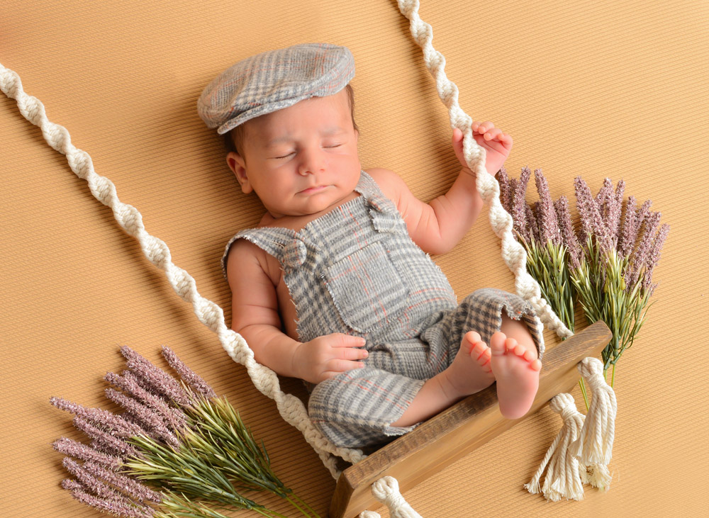 نوزاد پسر روی تاب عکس خاص نوزادی